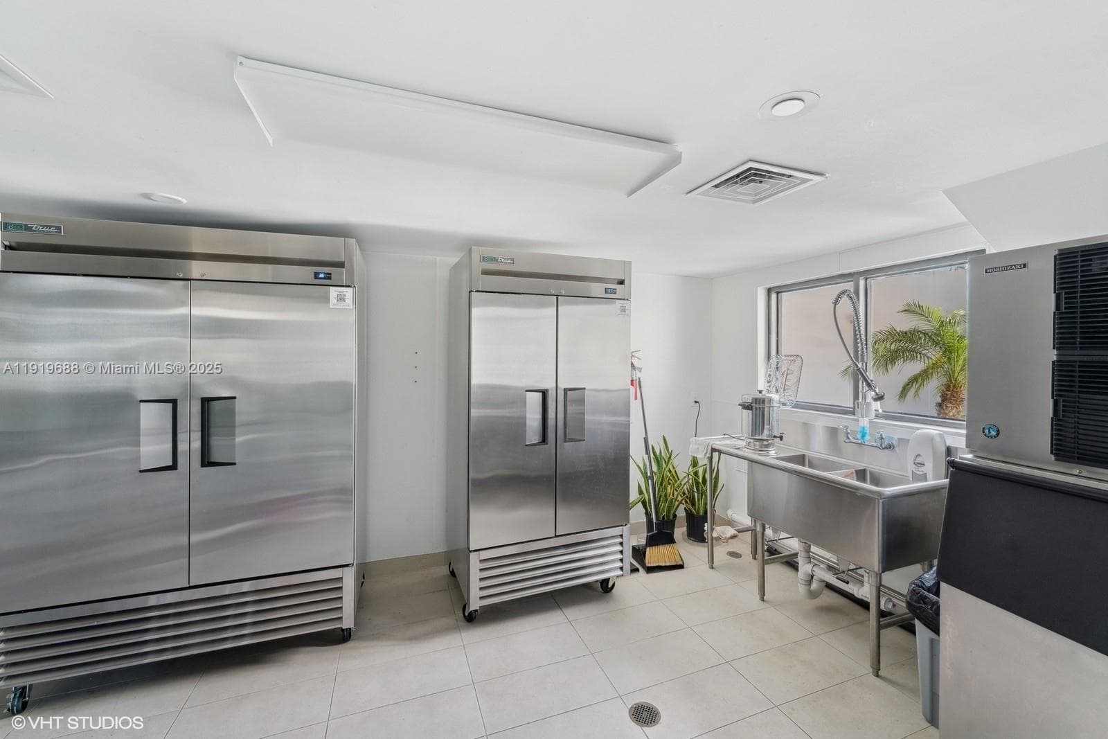 1000 W Island Blvd # 2911, Aventura FL 33160 — 26