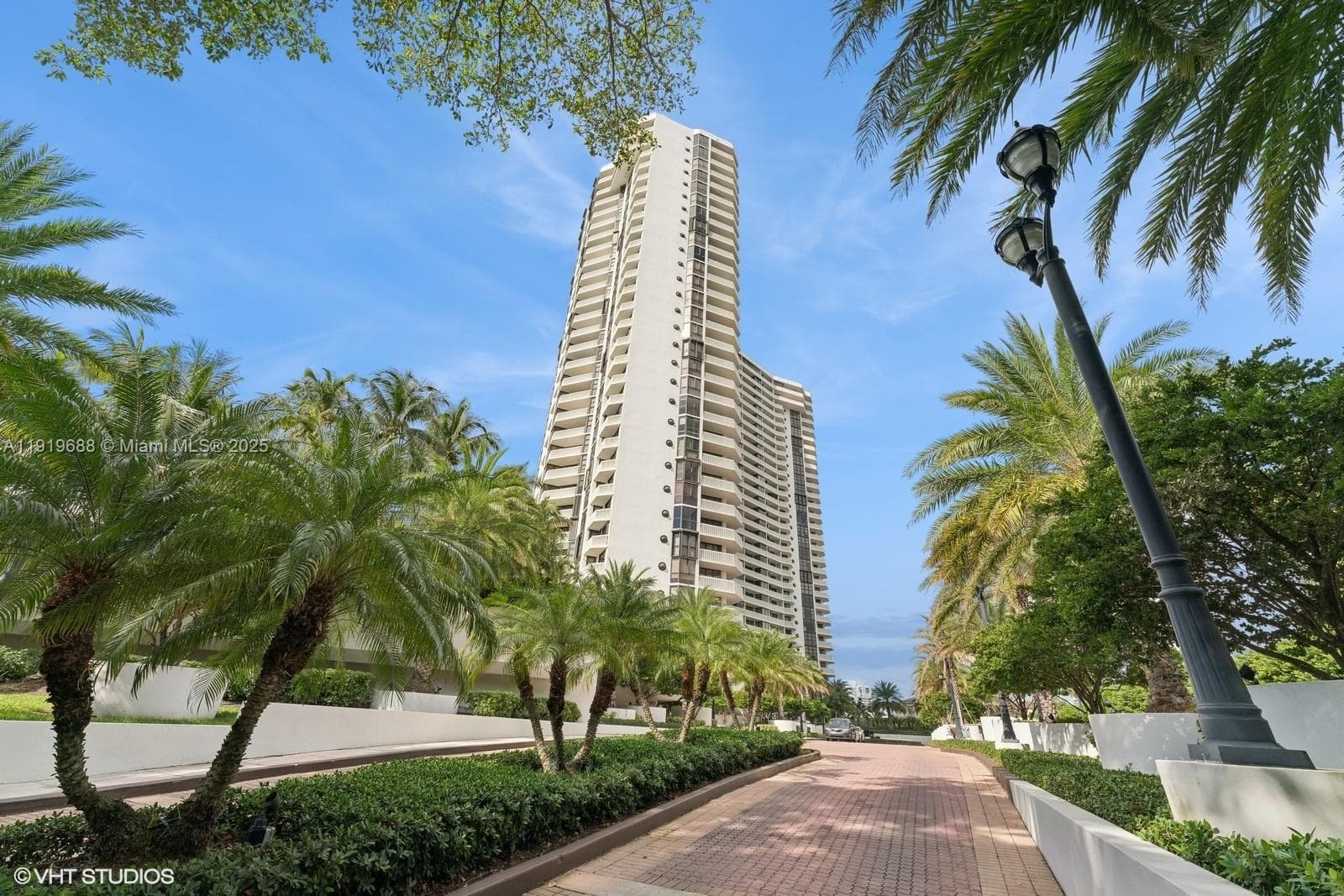 1000 W Island Blvd # 2911, Aventura FL 33160 — 8