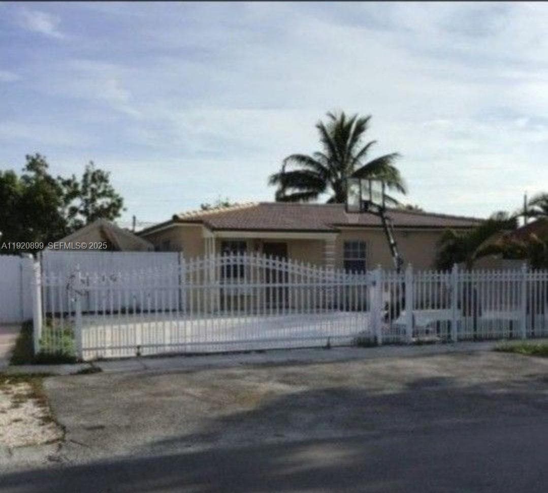 621 E 39th St, Hialeah FL 33013 — 1