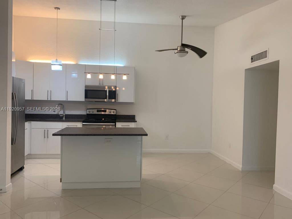 907 NE 199th St # 204, Miami FL 33179 — 7