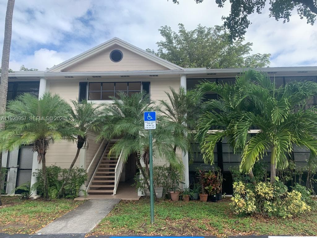 907 NE 199th St # 204, Miami FL 33179 — 1