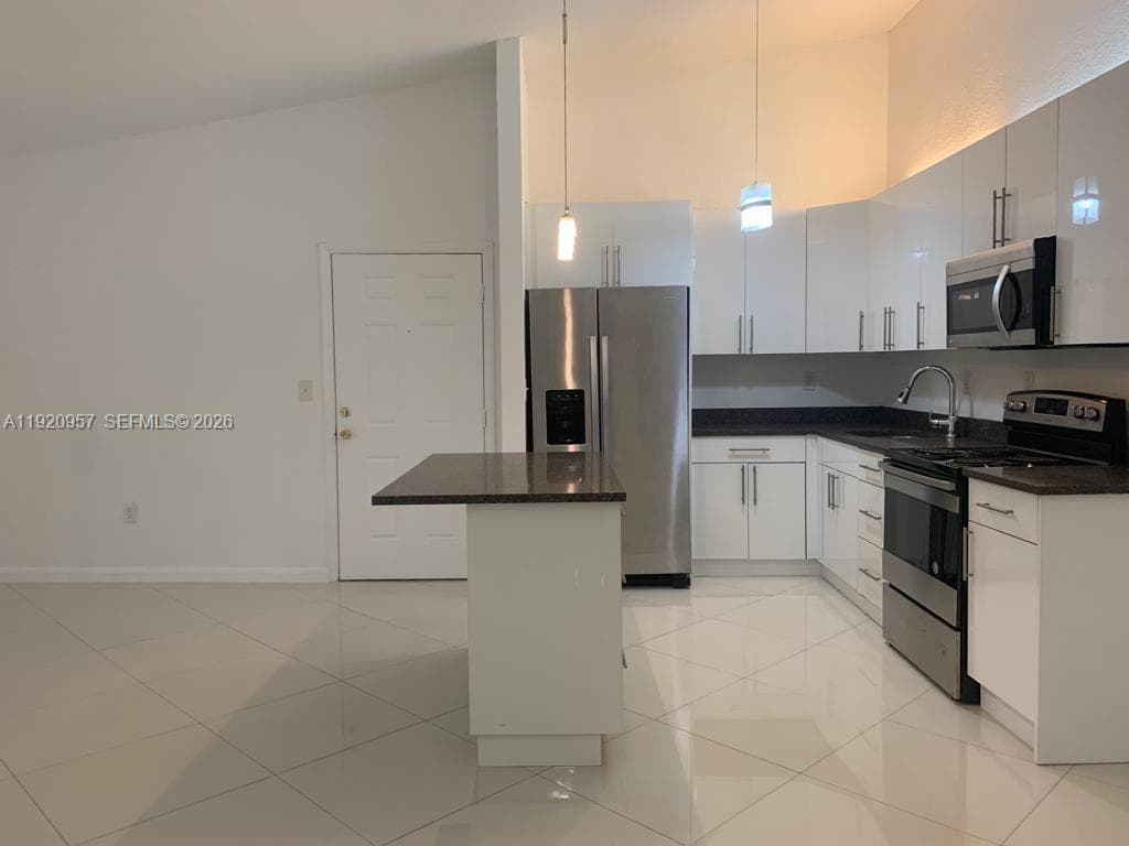 907 NE 199th St # 204, Miami FL 33179 — 5