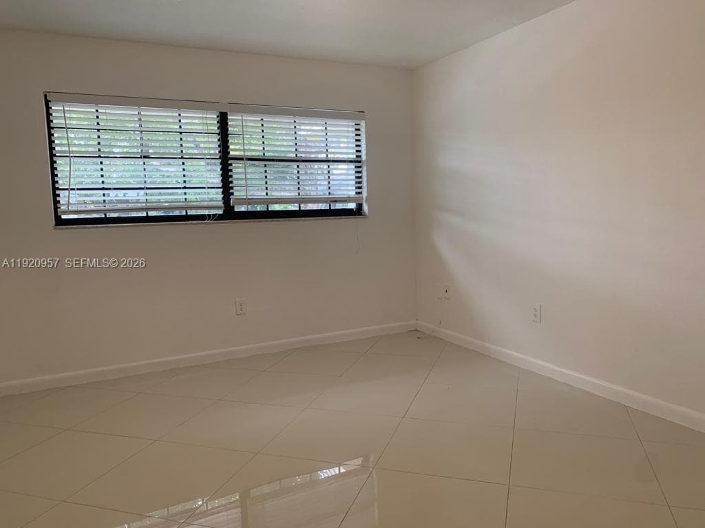 907 NE 199th St # 204, Miami FL 33179 — 10