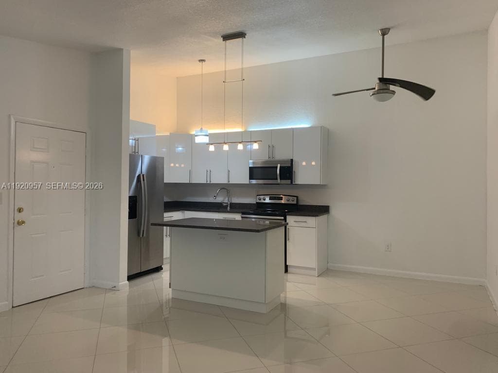 907 NE 199th St # 204, Miami FL 33179 — 4