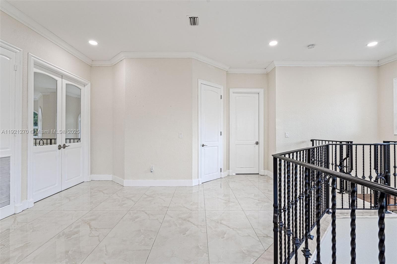 7225 Gleneagle Dr, Miami Lakes FL 33014 — 52