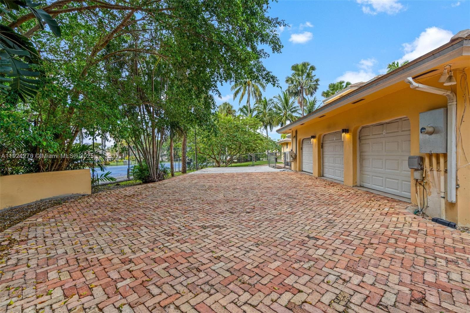 7225 Gleneagle Dr, Miami Lakes FL 33014 — 84
