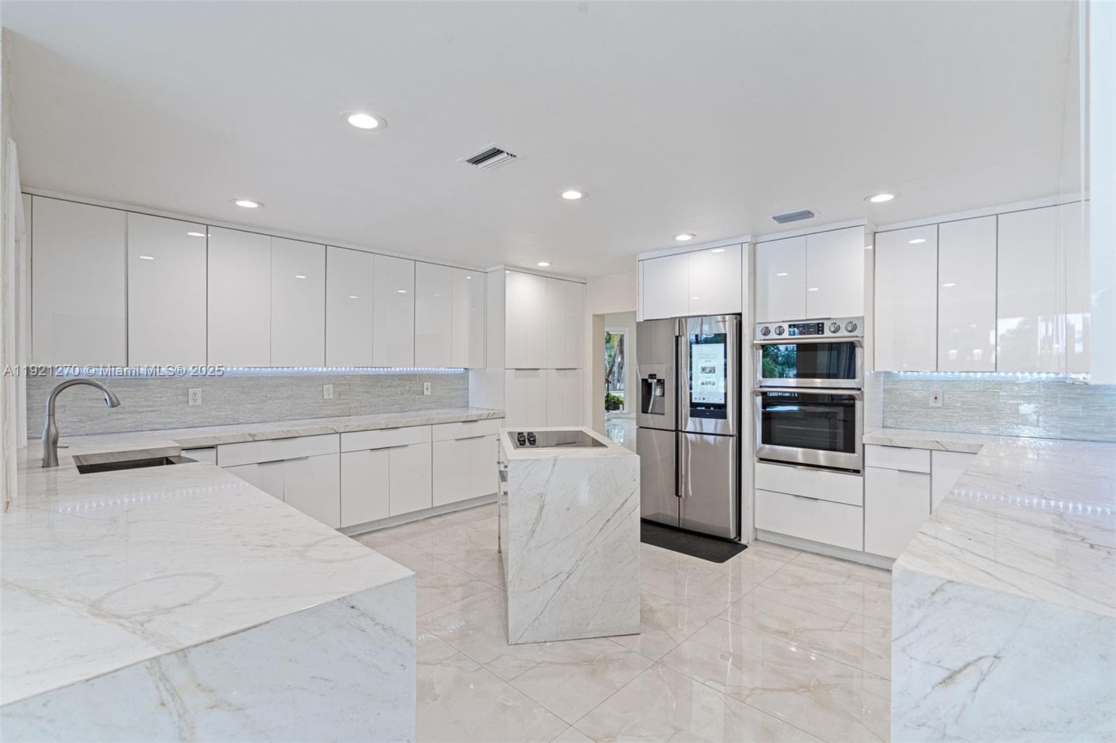 7225 Gleneagle Dr, Miami Lakes FL 33014 — 20