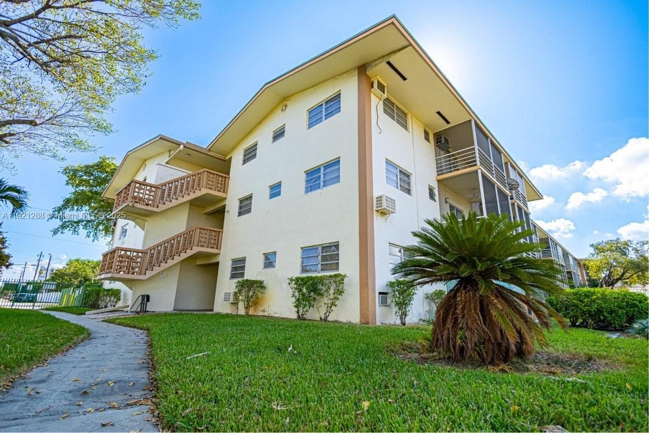 16790 NE 14th Ave # 215, Miami FL 33162 — 1