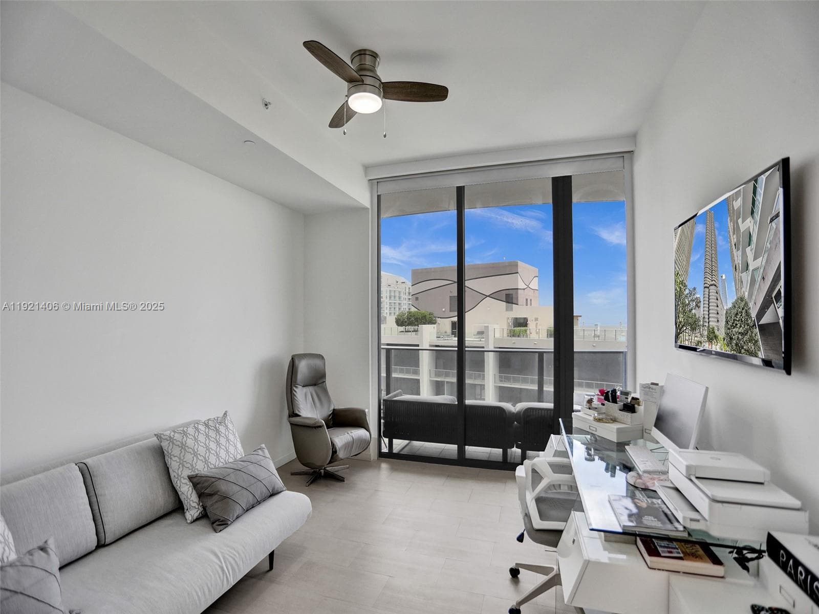 1000 Brickell Plz, Miami FL 33131 — 26