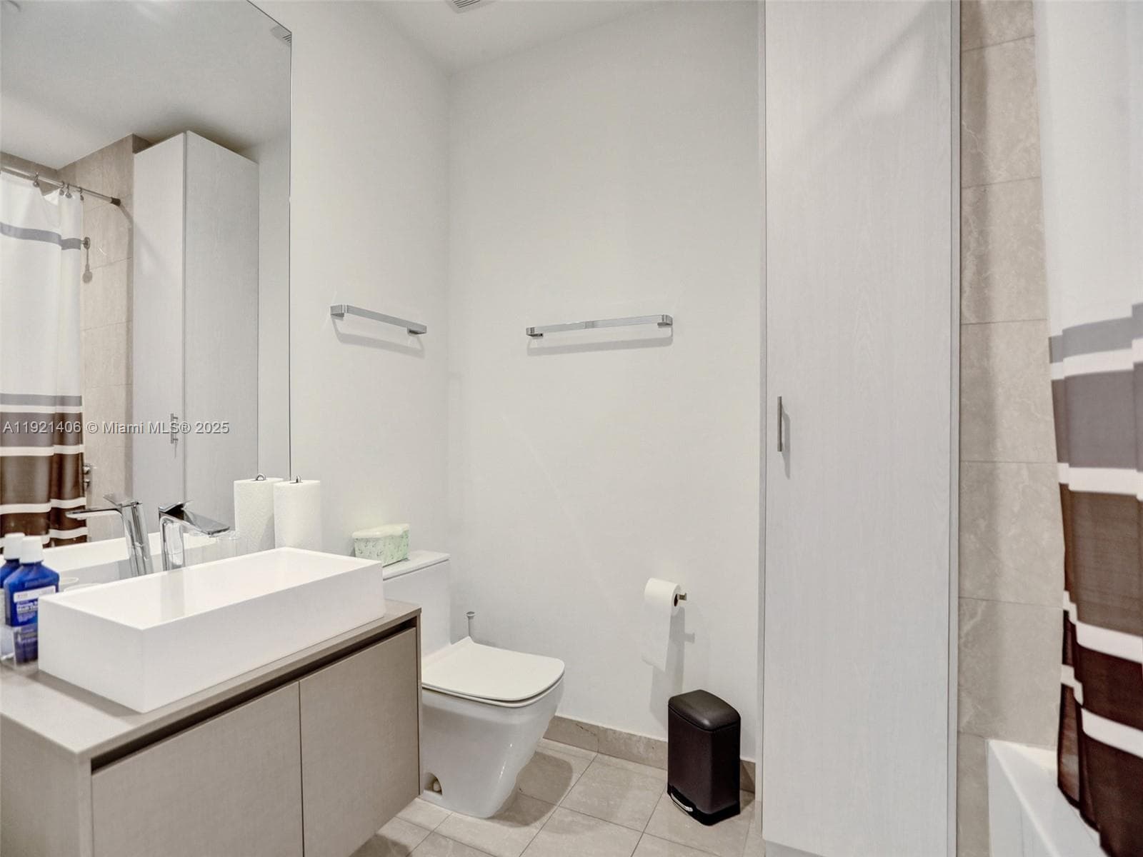 1000 Brickell Plz, Miami FL 33131 — 24
