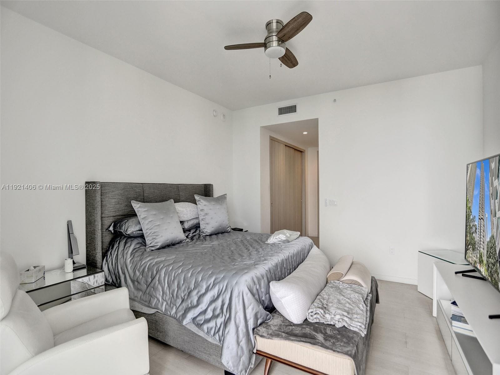 1000 Brickell Plz, Miami FL 33131 — 10