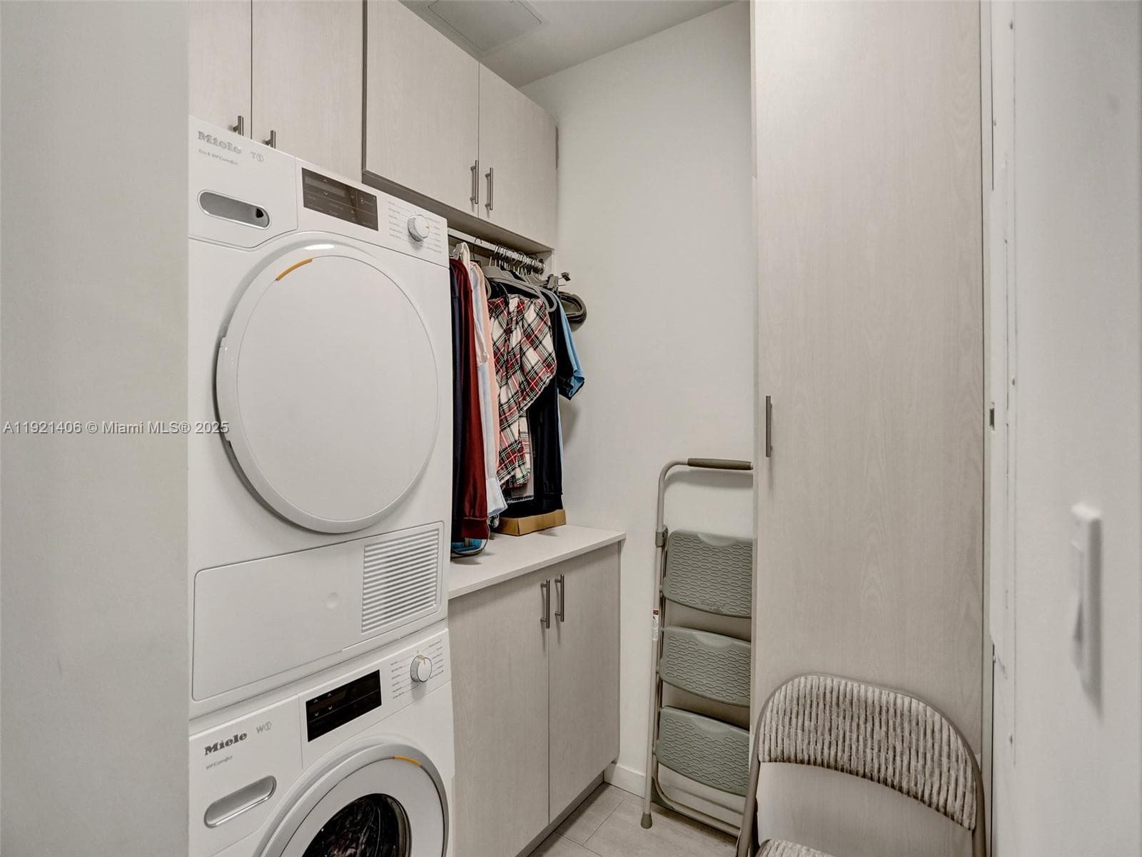 1000 Brickell Plz, Miami FL 33131 — 18