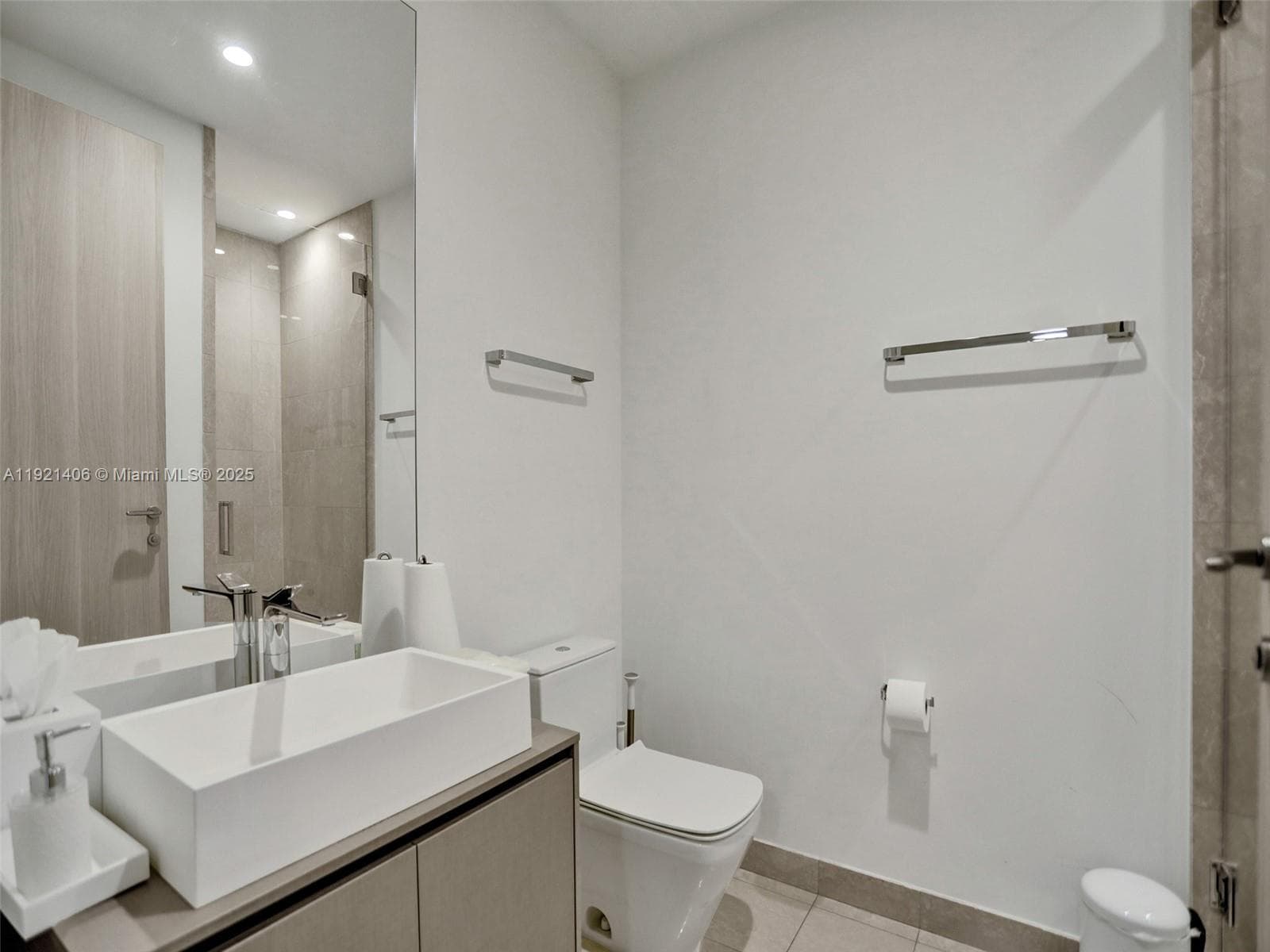 1000 Brickell Plz, Miami FL 33131 — 19