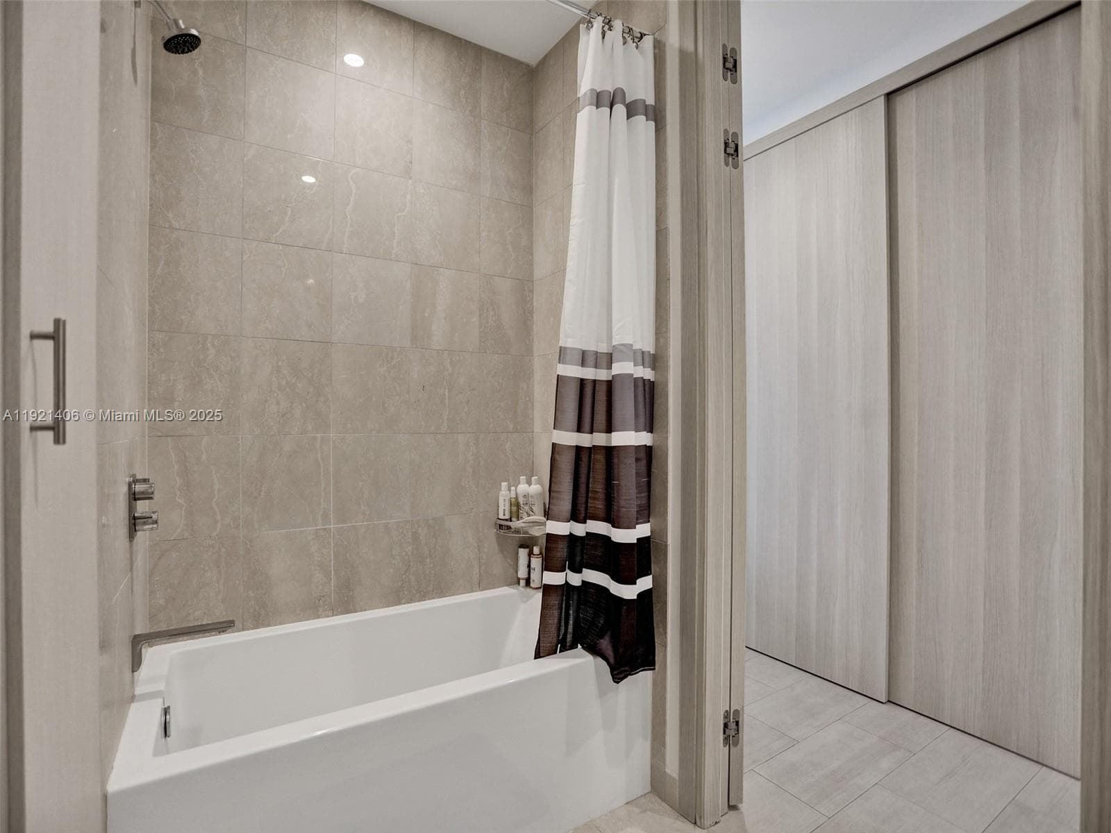 1000 Brickell Plz, Miami FL 33131 — 25