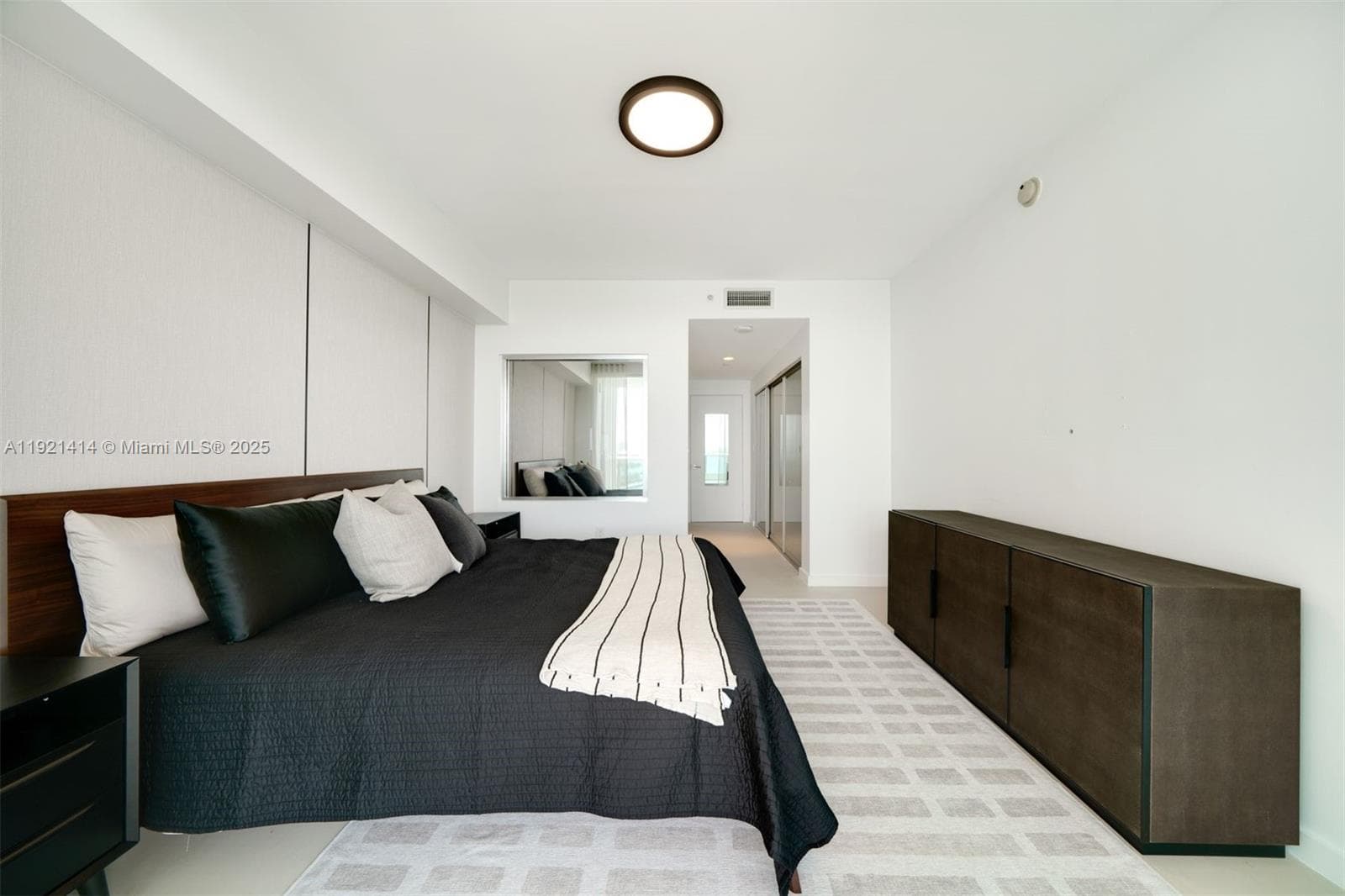 900 Biscayne Blvd # 905, Miami FL 33132 — 24