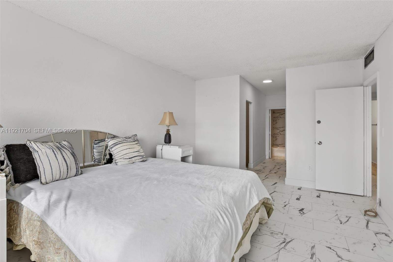 300 Bayview Dr # 308, Sunny Isles Beach FL 33160 — 33