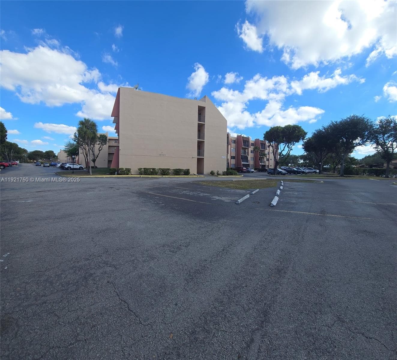 13707 Kendale Lakes Cir, Miami FL 33183 — 2