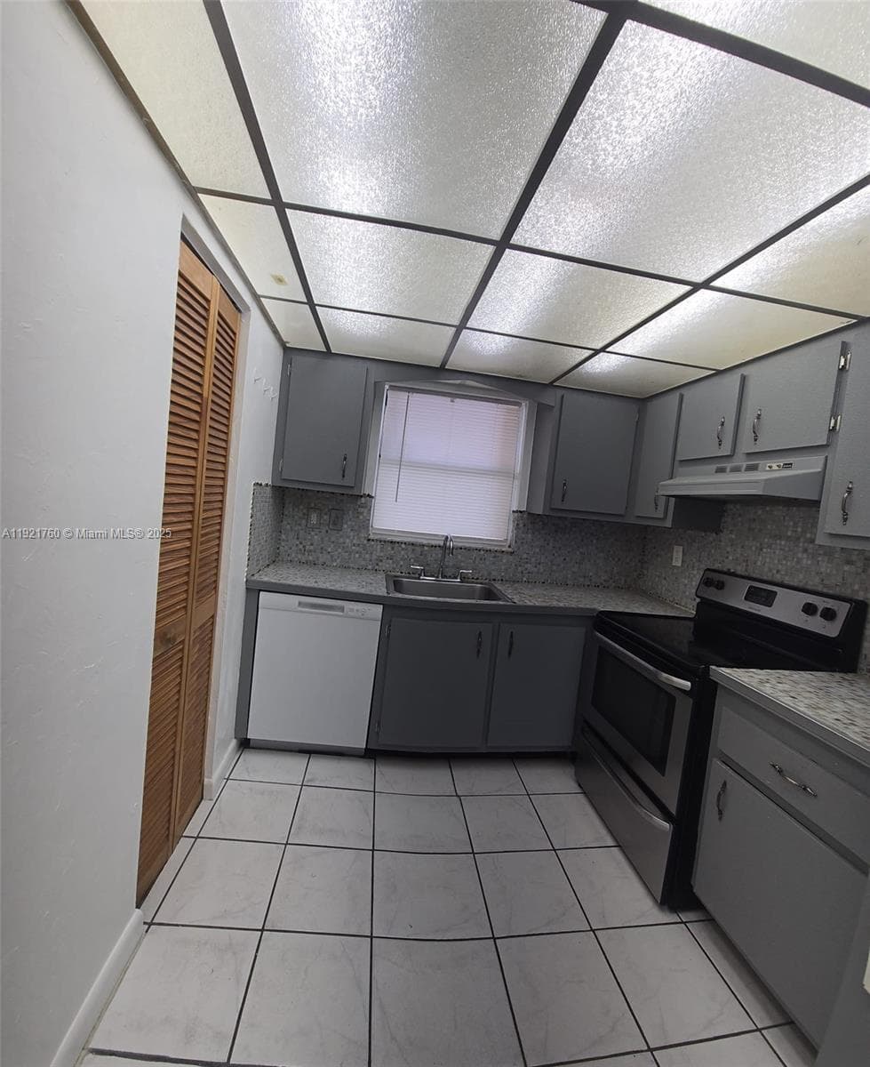 13707 Kendale Lakes Cir, Miami FL 33183 — 5