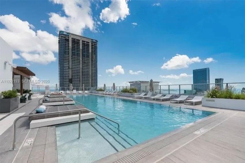 1010 SW 2nd Ave # 1810, Miami FL 33130 — 1