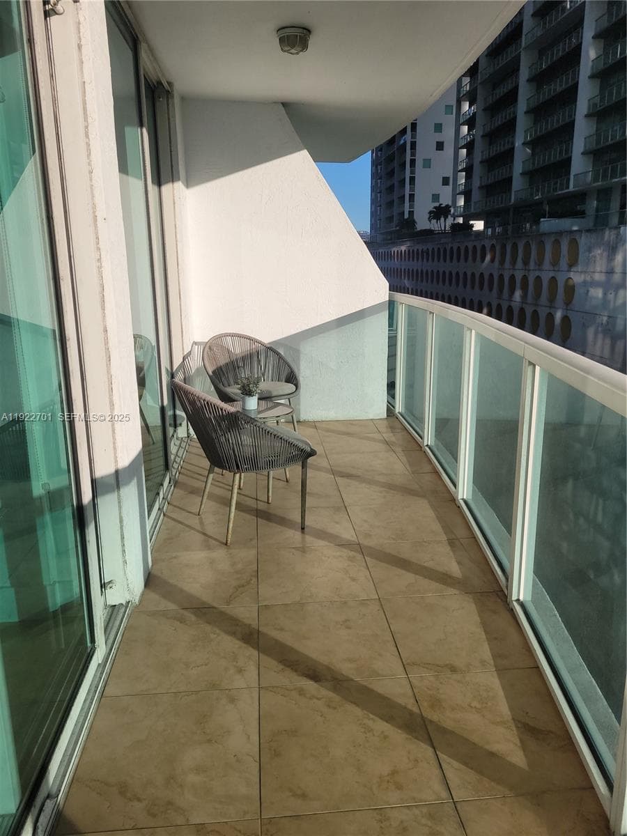 41 SE 5th St # 710, Miami FL 33131 — 3