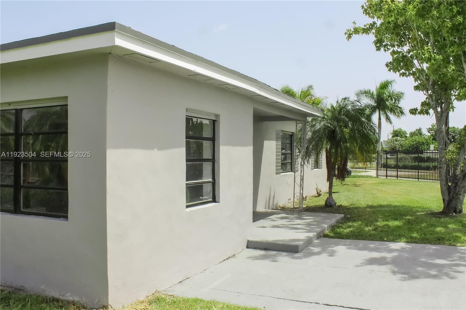 14801 Lincoln Blvd, Miami FL 33176 — 25