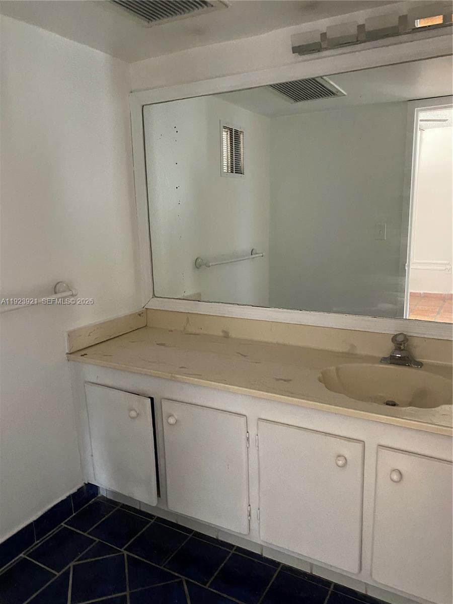 1650 NE 115th St # 405, Miami FL 33181 — 16