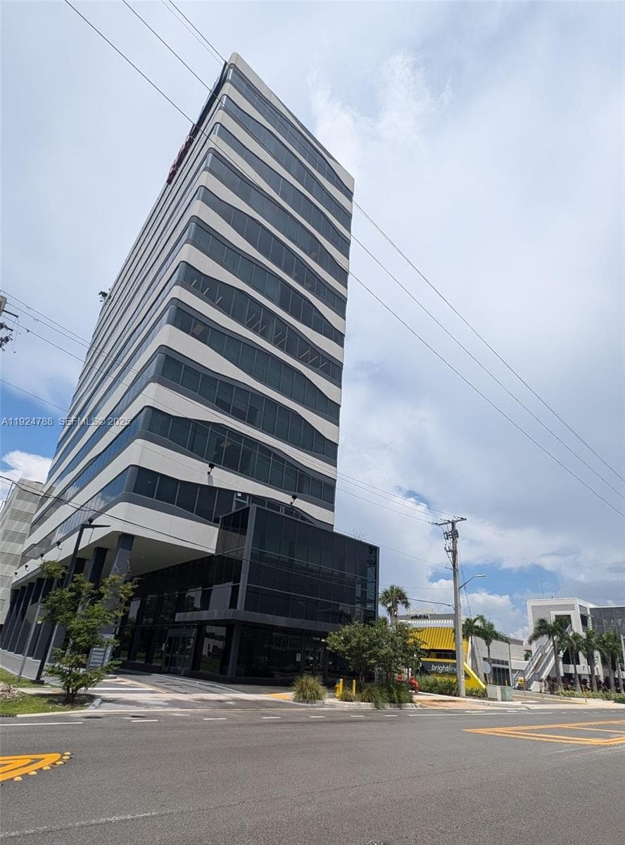 19790 W Dixie Hwy # 1002, Aventura FL 33180 — 1