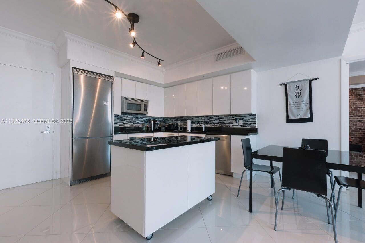 92 SW 3RD St # 1512, Miami FL 33130 — 10