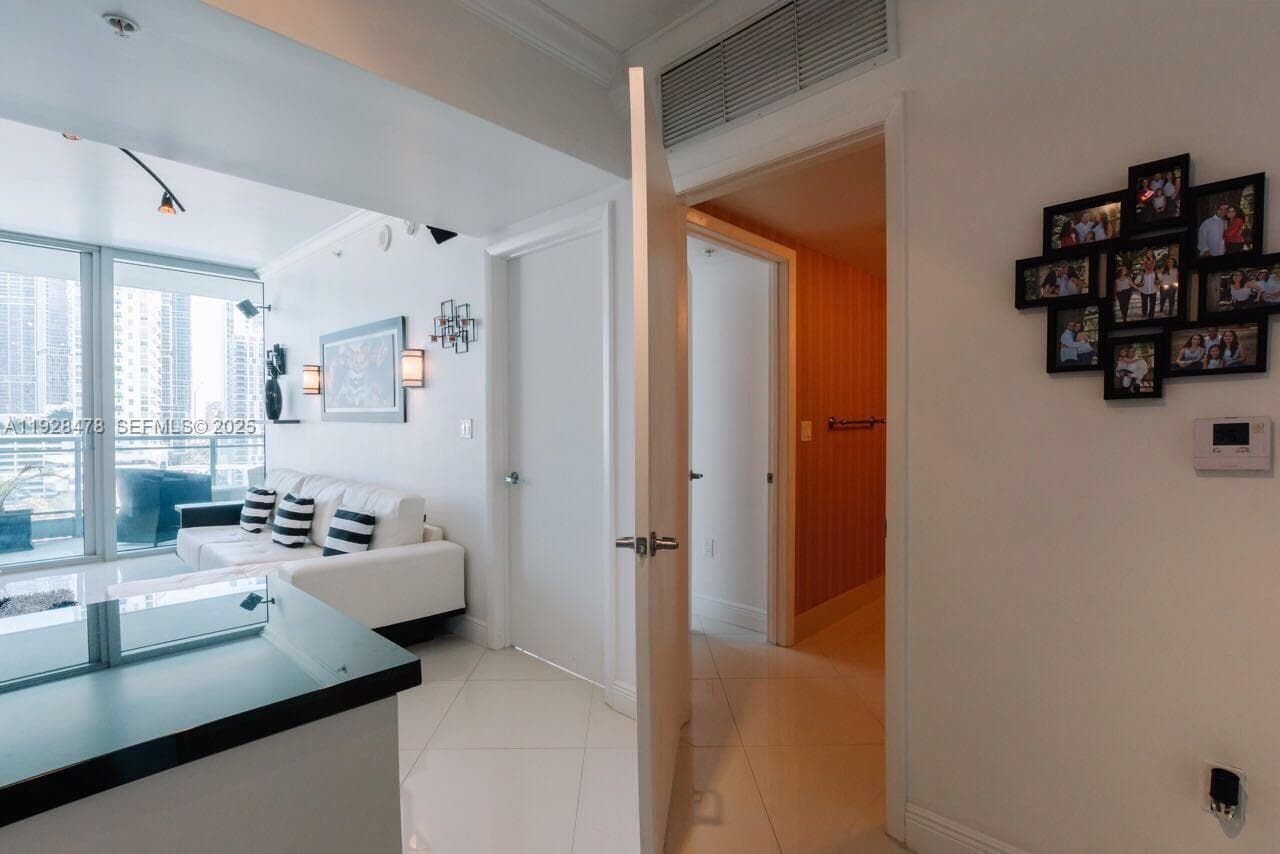 92 SW 3RD St # 1512, Miami FL 33130 — 15
