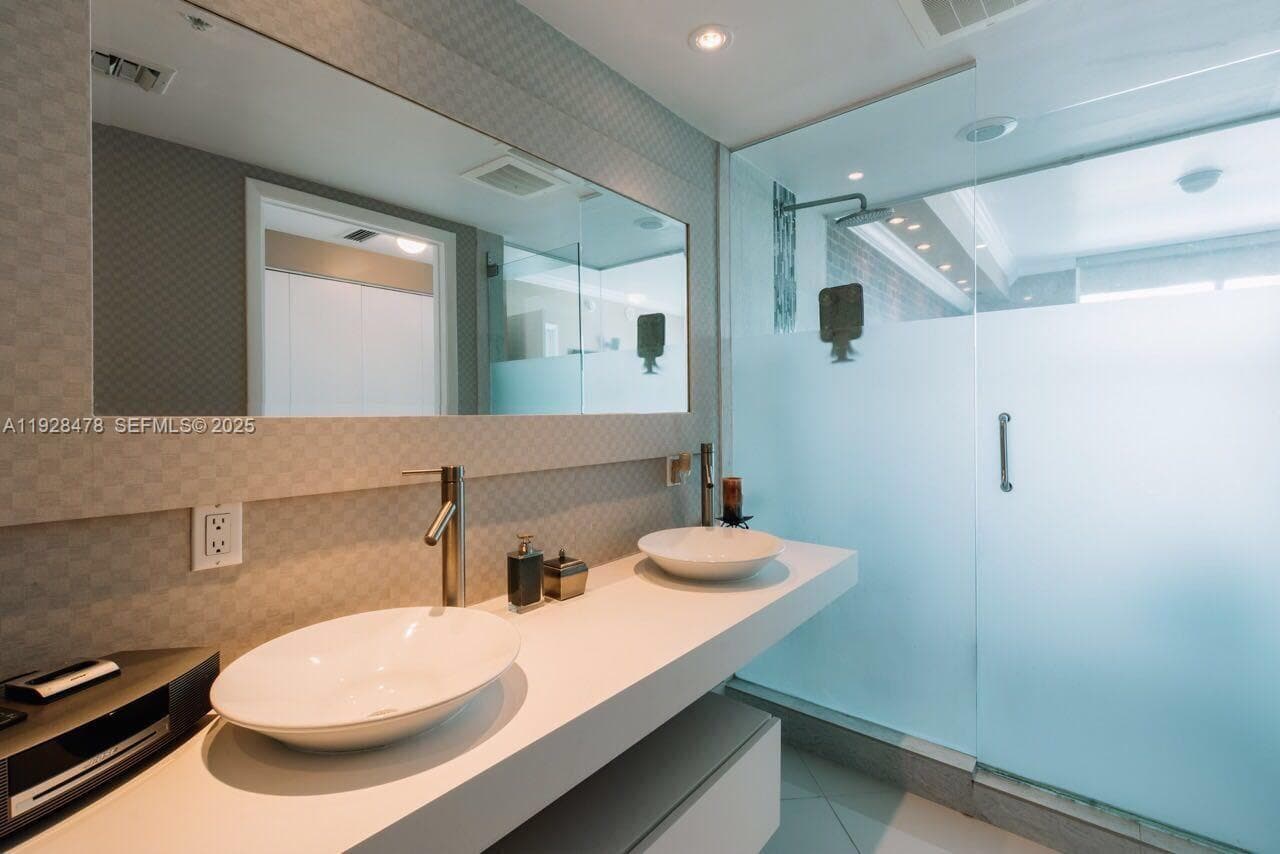 92 SW 3RD St # 1512, Miami FL 33130 — 11