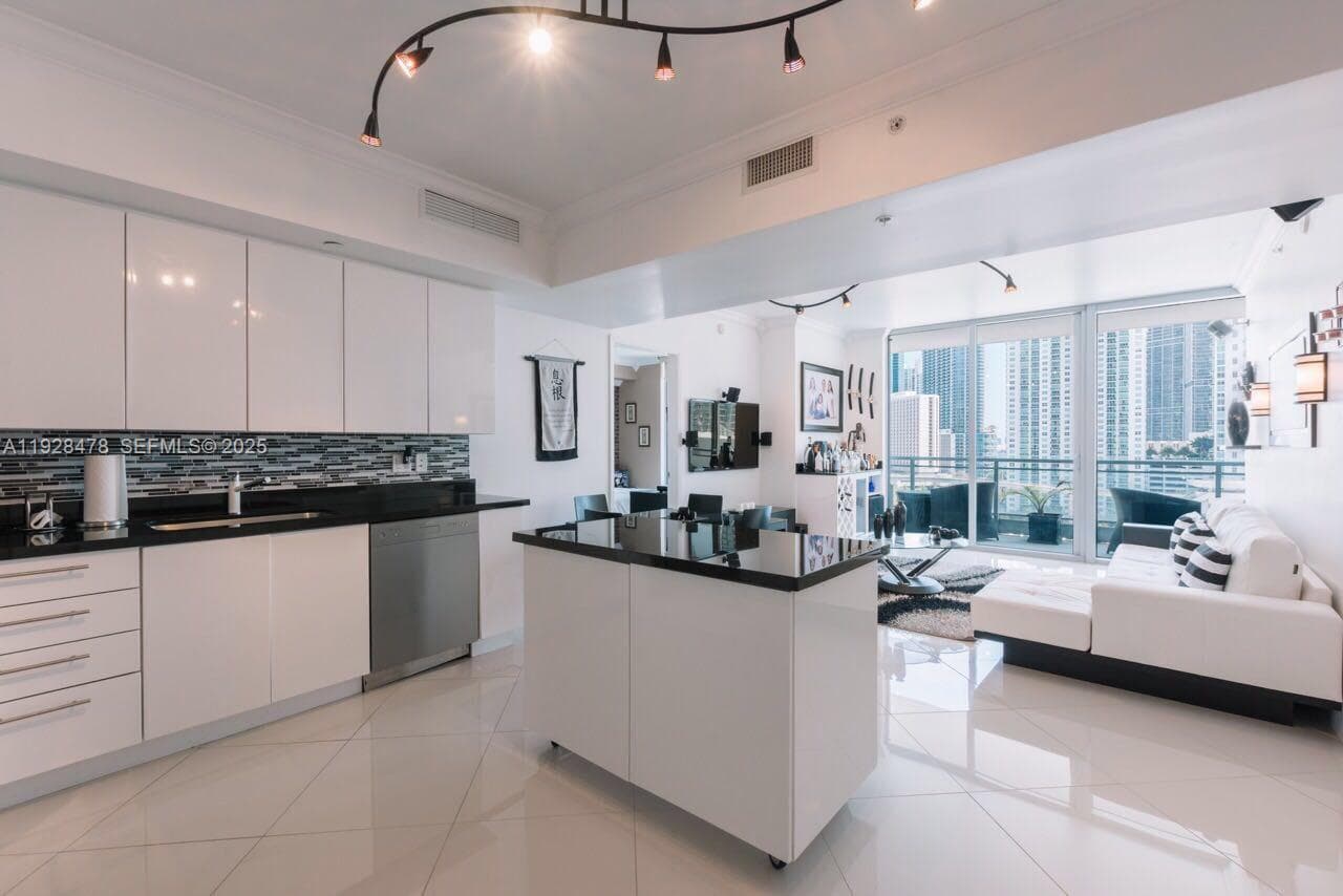 92 SW 3RD St # 1512, Miami FL 33130 — 4