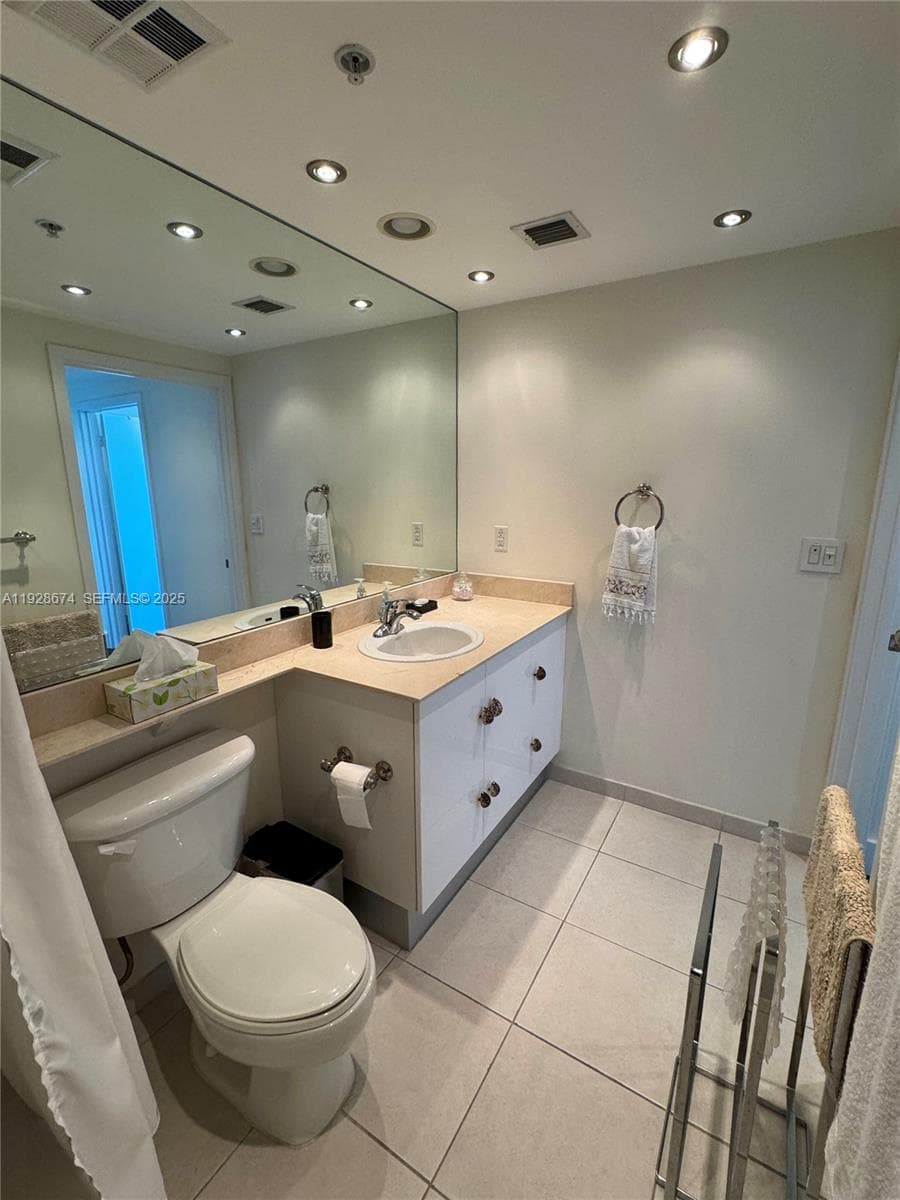 335 S Biscayne Blvd # 2403, Miami FL 33131 — 16