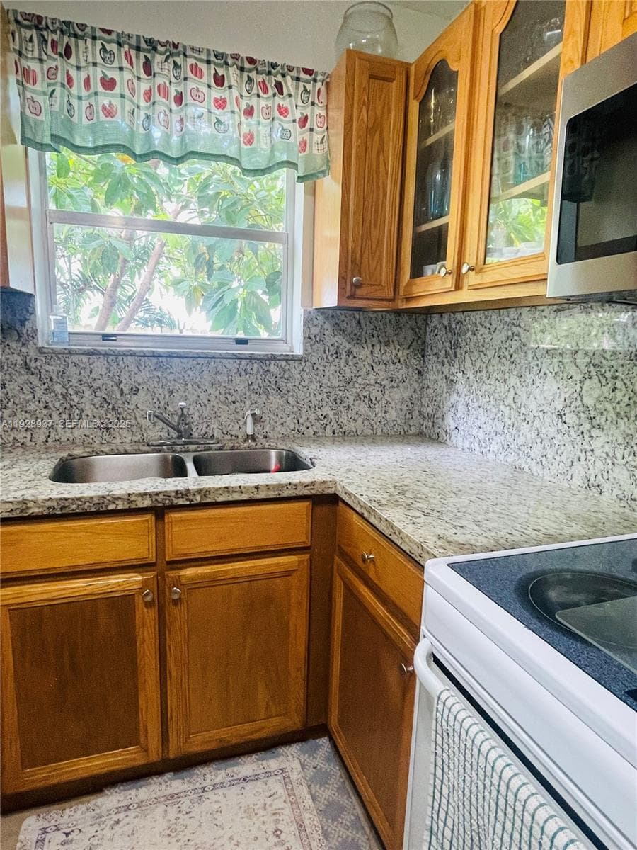2045 NW 34th St, Miami FL 33142 — 7