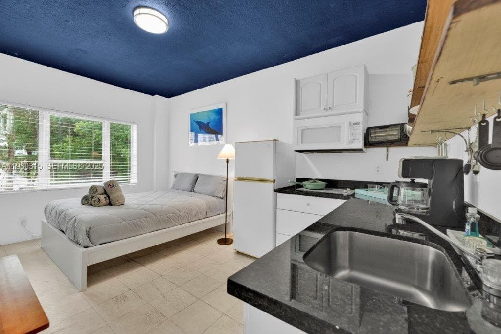 255 W 24th St # 302, Miami Beach FL 33140 — 5