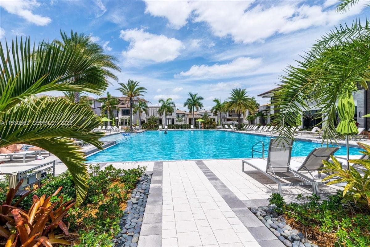 4636 NW 84th Ave # 13, Doral FL 33166 — 32