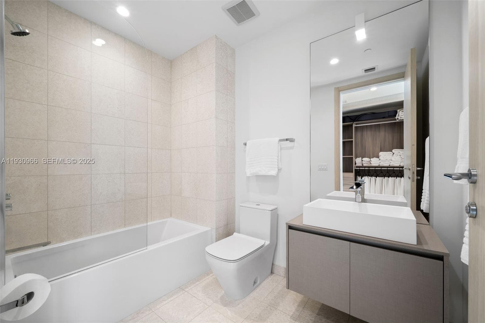 1000 Brickell Plz, Miami FL 33131 — 47