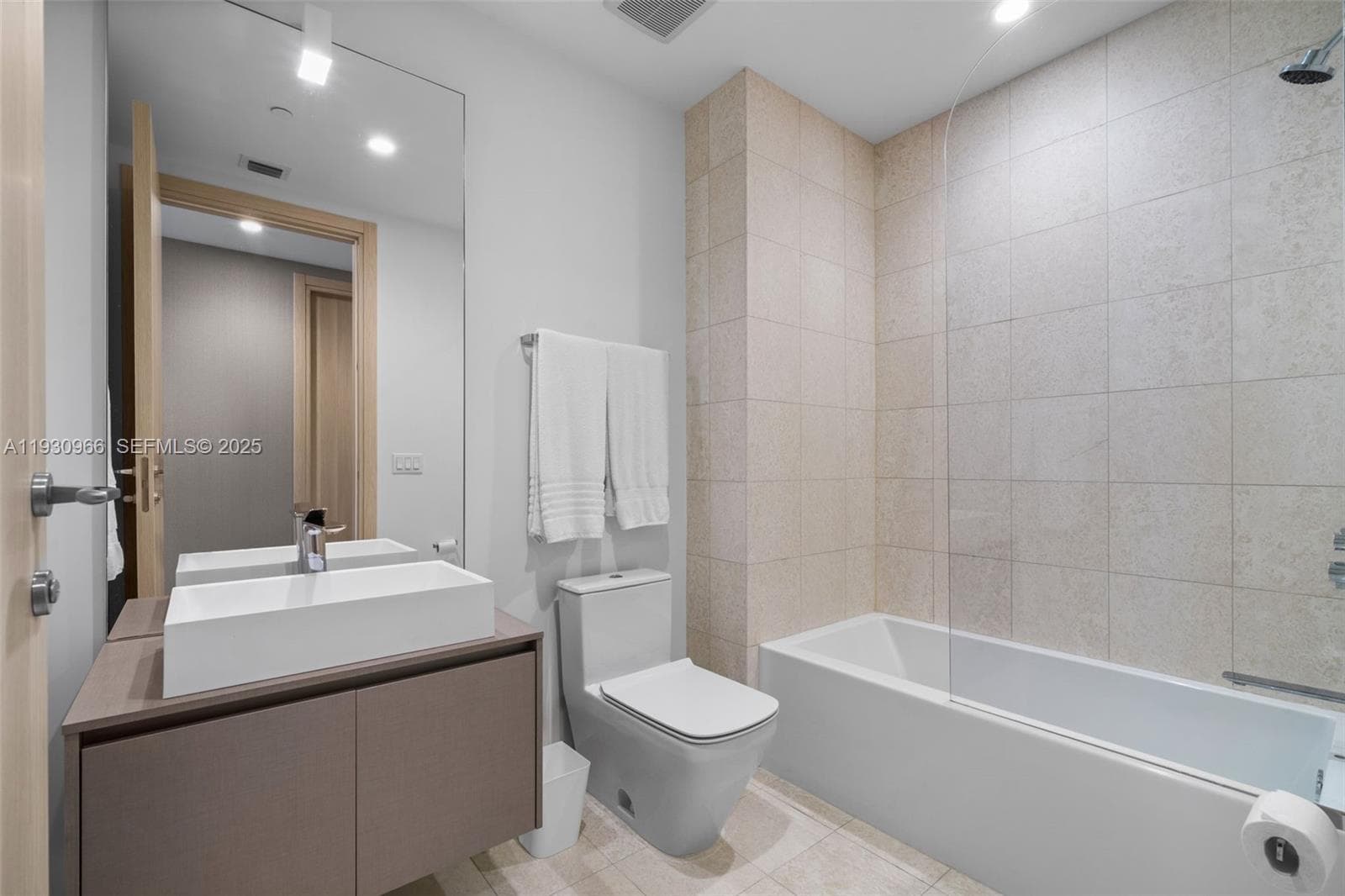 1000 Brickell Plz, Miami FL 33131 — 16