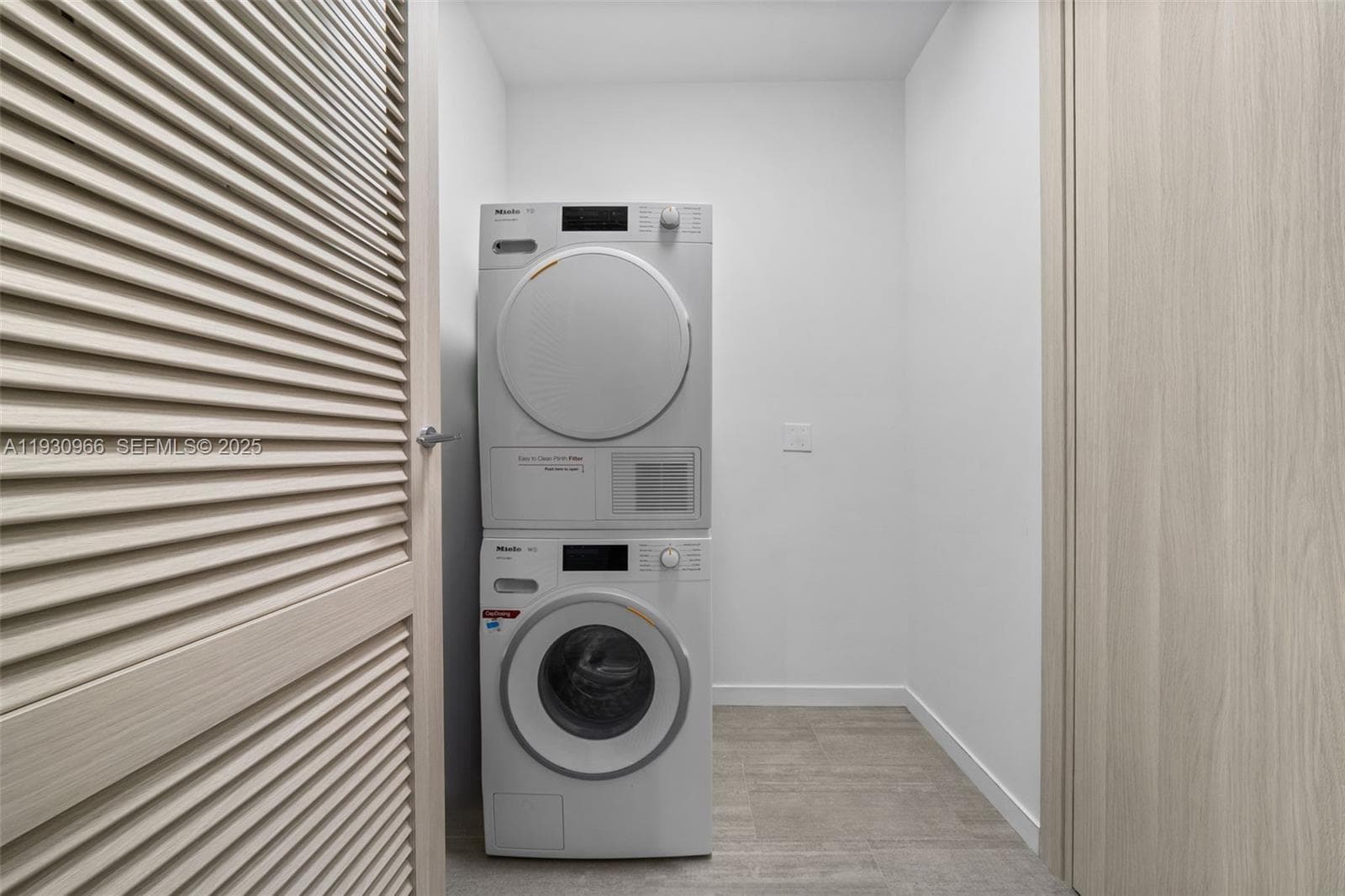 1000 Brickell Plz, Miami FL 33131 — 29