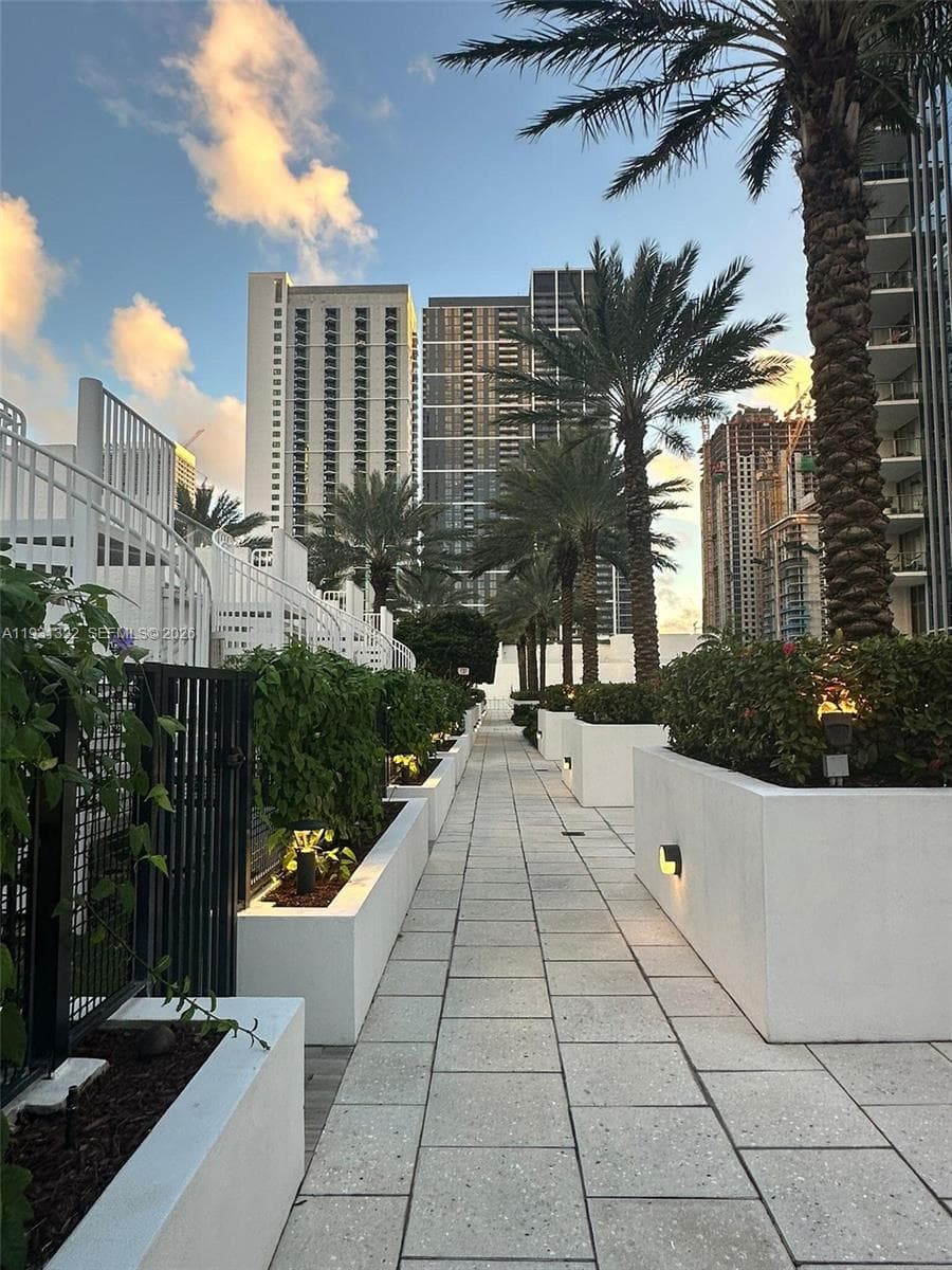 851 NE 1st Ave # 2212, Miami FL 33132 — 42