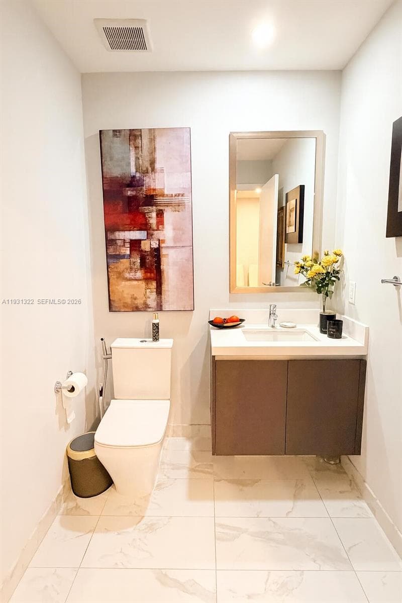 851 NE 1st Ave # 2212, Miami FL 33132 — 17