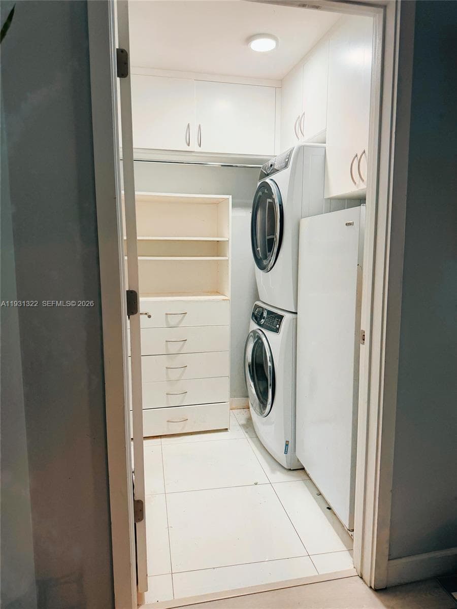 851 NE 1st Ave # 2212, Miami FL 33132 — 34