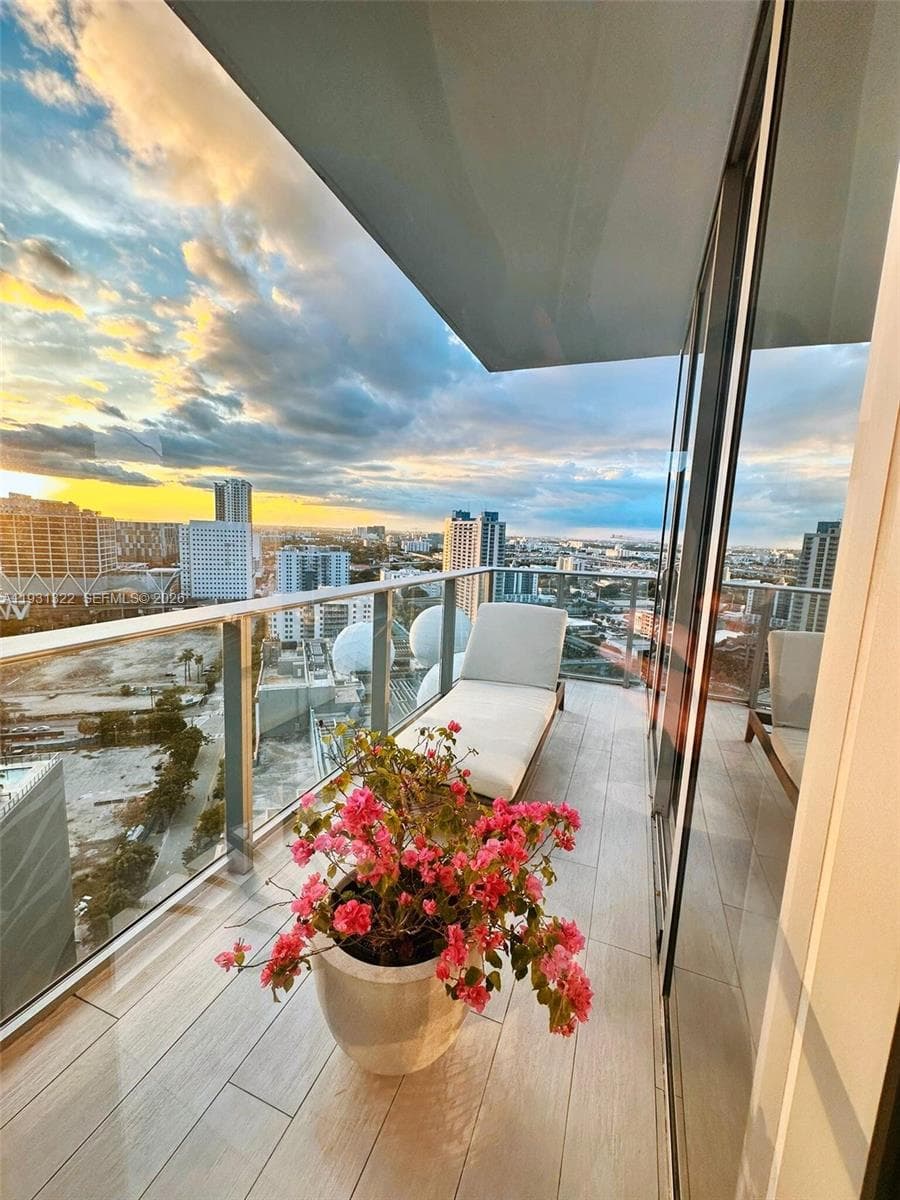851 NE 1st Ave # 2212, Miami FL 33132 — 25