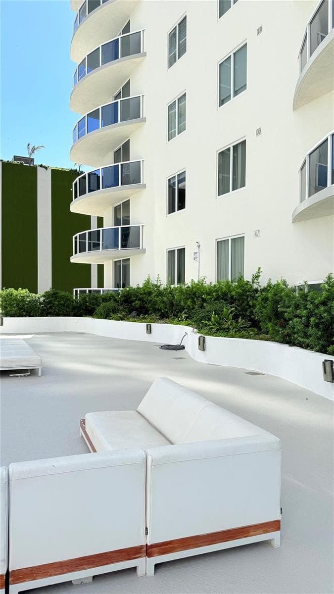 601 NE 23rd Street # 902, Miami FL 33137 — 52