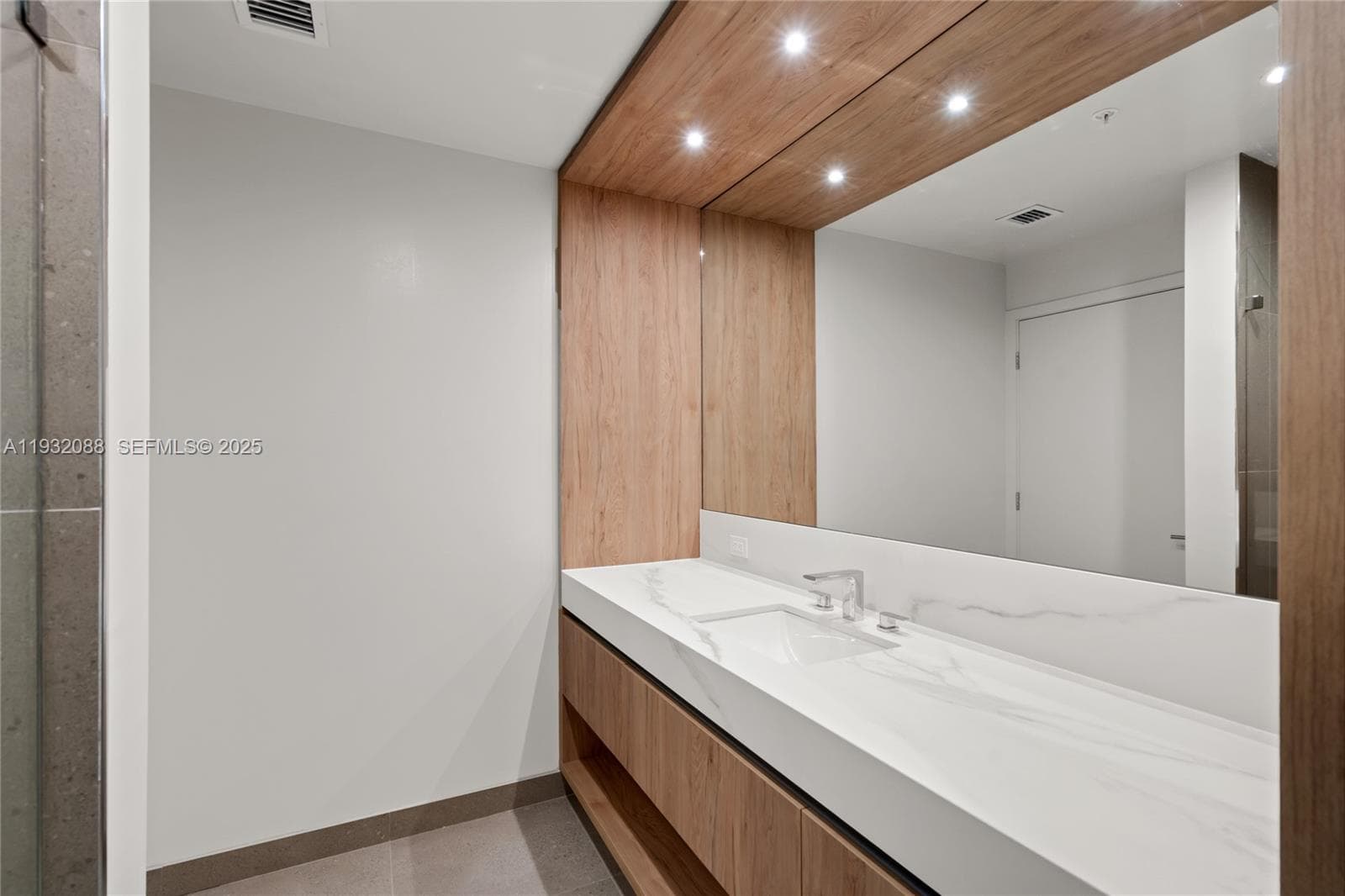 11 NE 6th St # 2005, Miami FL 33132 — 15