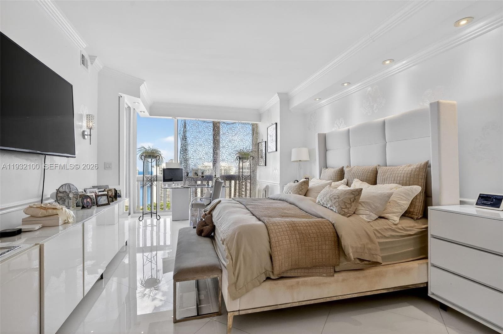 1000 Island Blvd, Aventura FL 33160 — 23