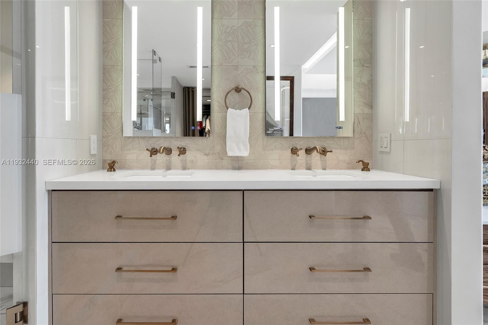 9 Island Ave # 2104, Miami Beach FL 33139 — 33