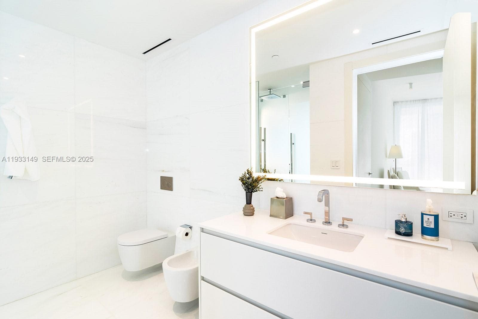 300 Biscayne Blvd Way # 1901, Miami FL 33131 — 33