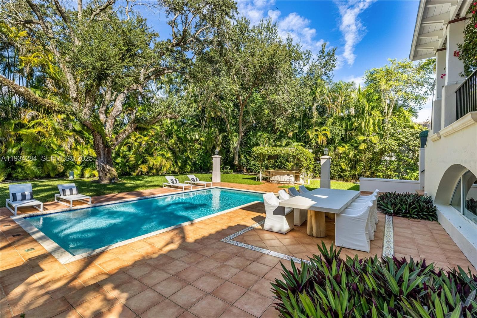 8000 Los Pinos Blvd, Coral Gables FL 33143 — 34