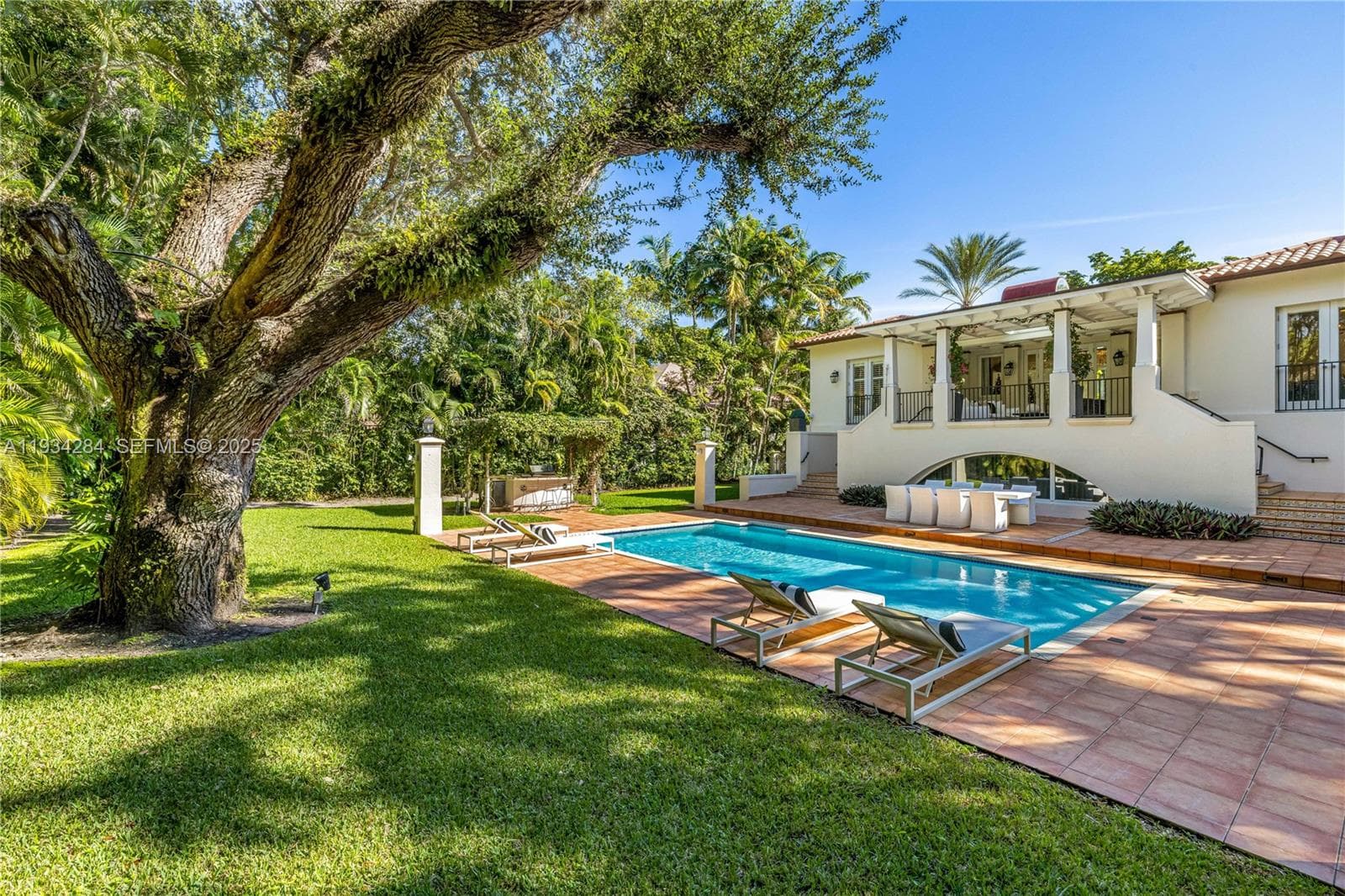 8000 Los Pinos Blvd, Coral Gables FL 33143 — 35