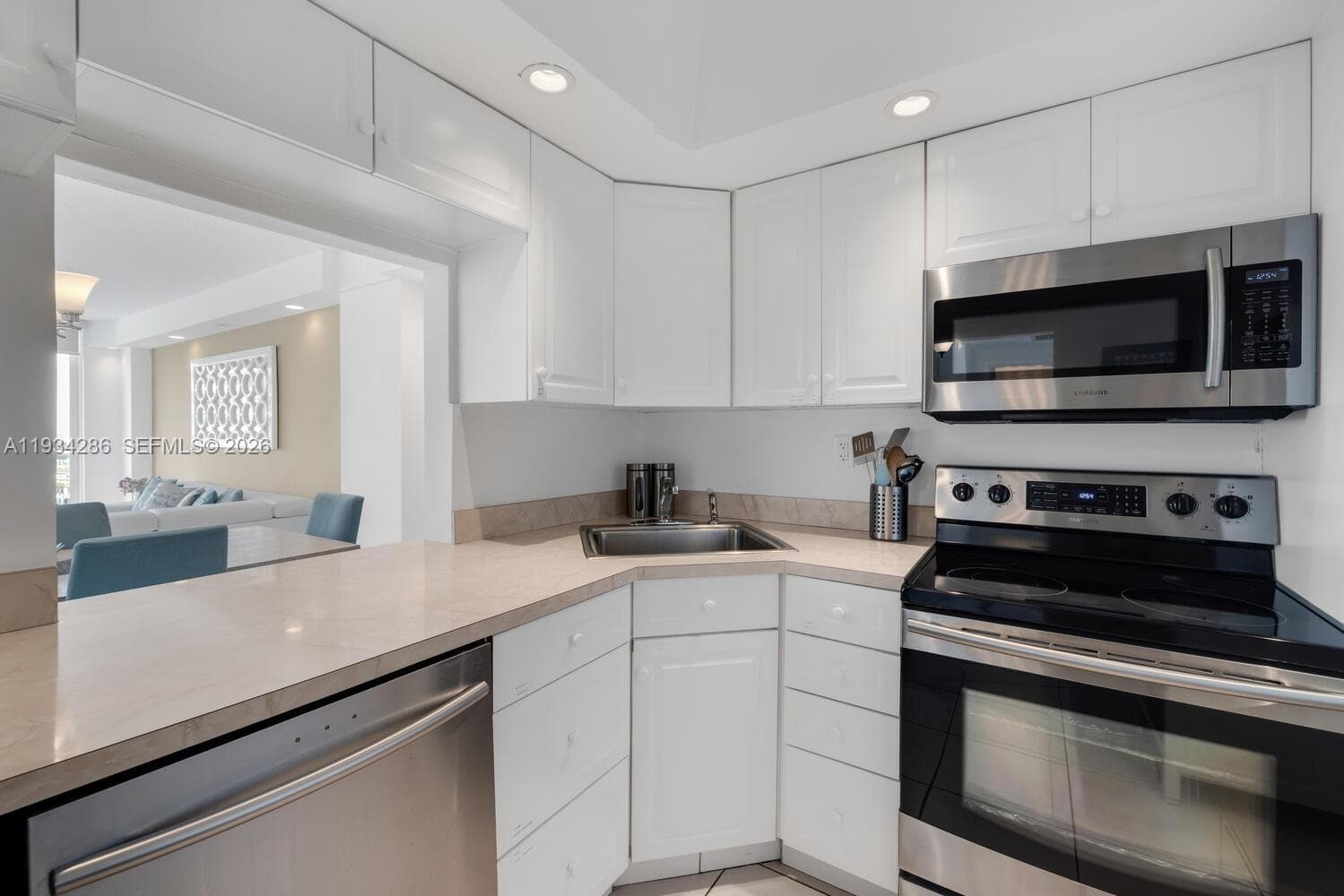 5601 Collins Ave # 1019, Miami Beach FL 33140 — 22